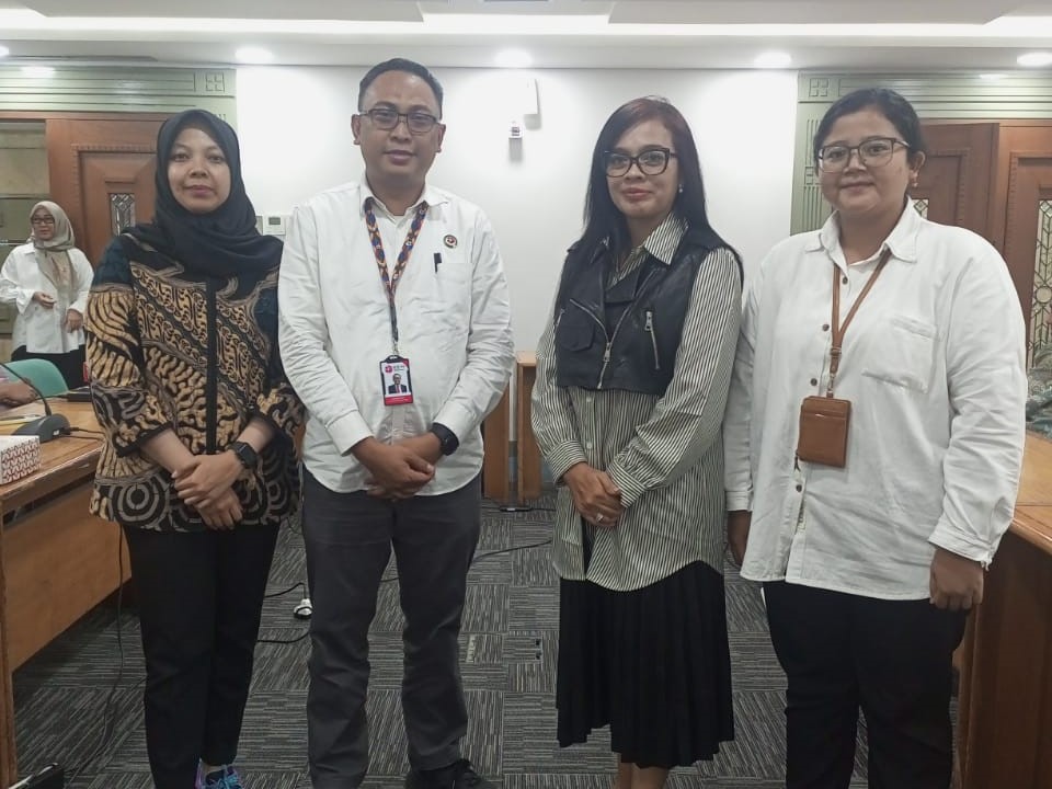 Hilary Claudia Sri Lestari (dua dari kanan).