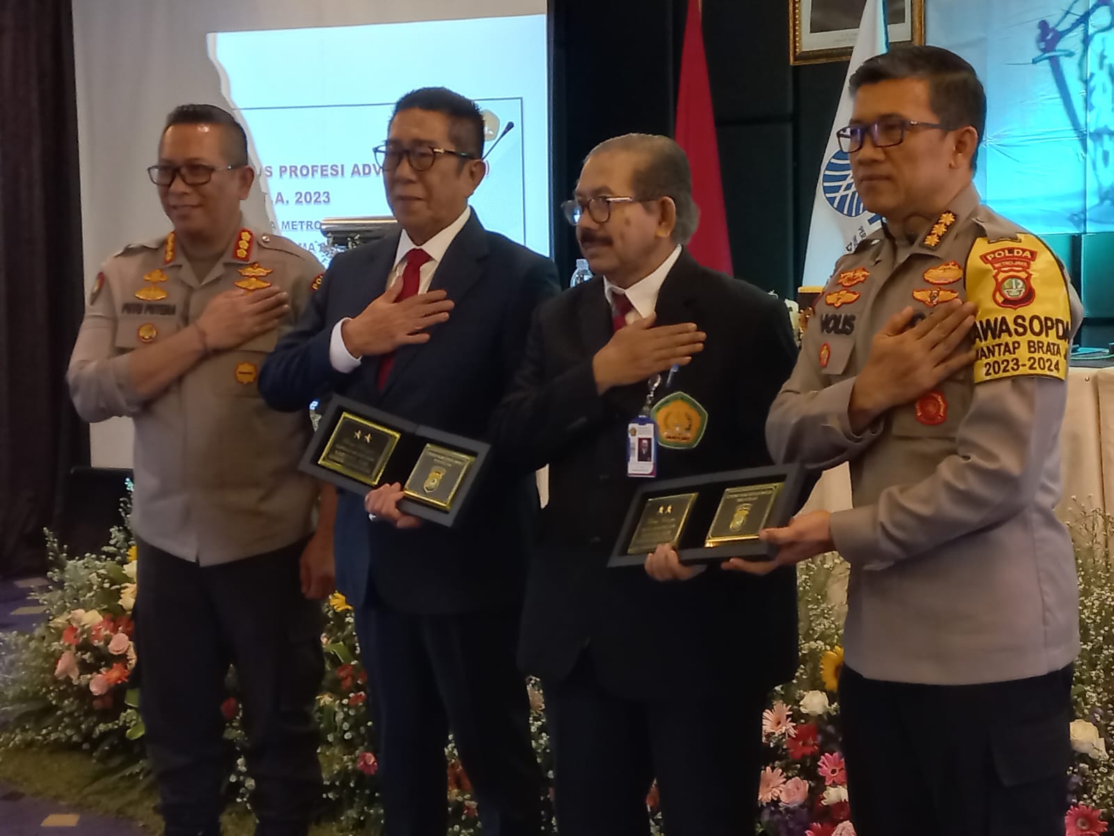 Ketua Dewan Penasihat DPC Peradi Jakarta Barat Henry Yosodiningrat (kedua kiri) di acara pembukaan PKPA 2023