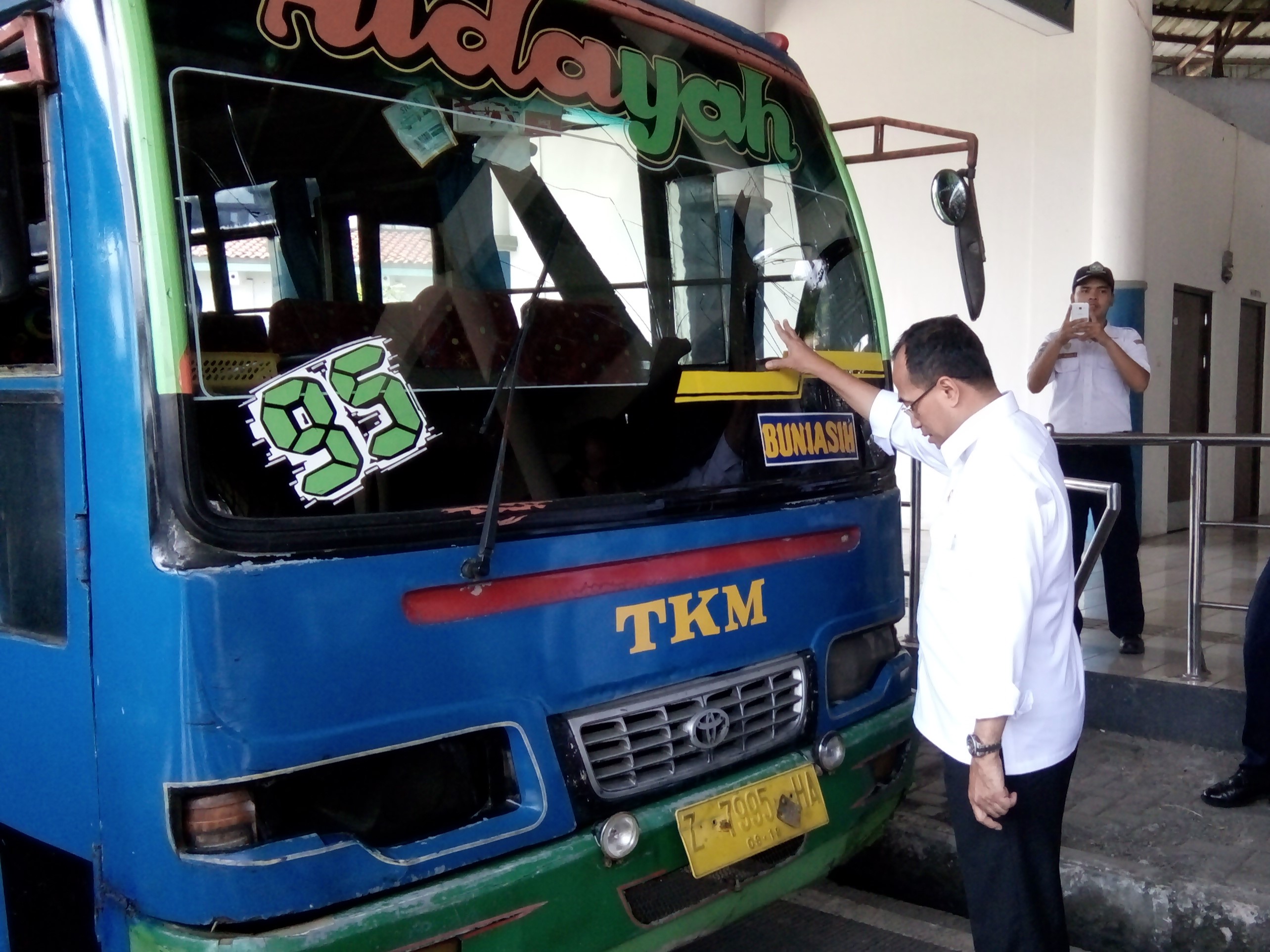 Menhub melakukan sidak terhadap bus.