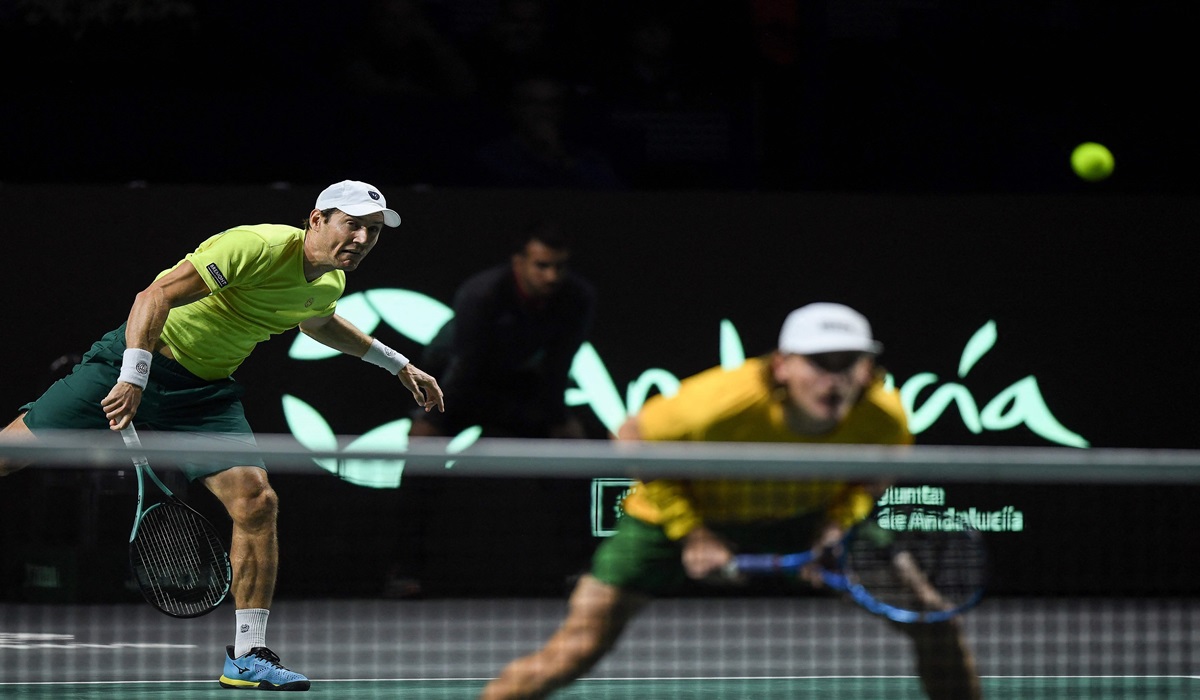 Petenis Australia Matthew Ebden melakukan servis di laga Piala Davis melawan Rep Ceko.