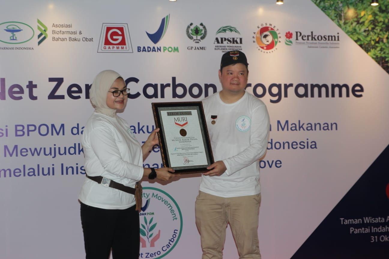 Kepala BPOM, Dr. Penny K. Lukito menerima penghargaan dari MURI pada 31 Oktober 2023 atas inisiasi Program Net Zero Carbon Emission. 