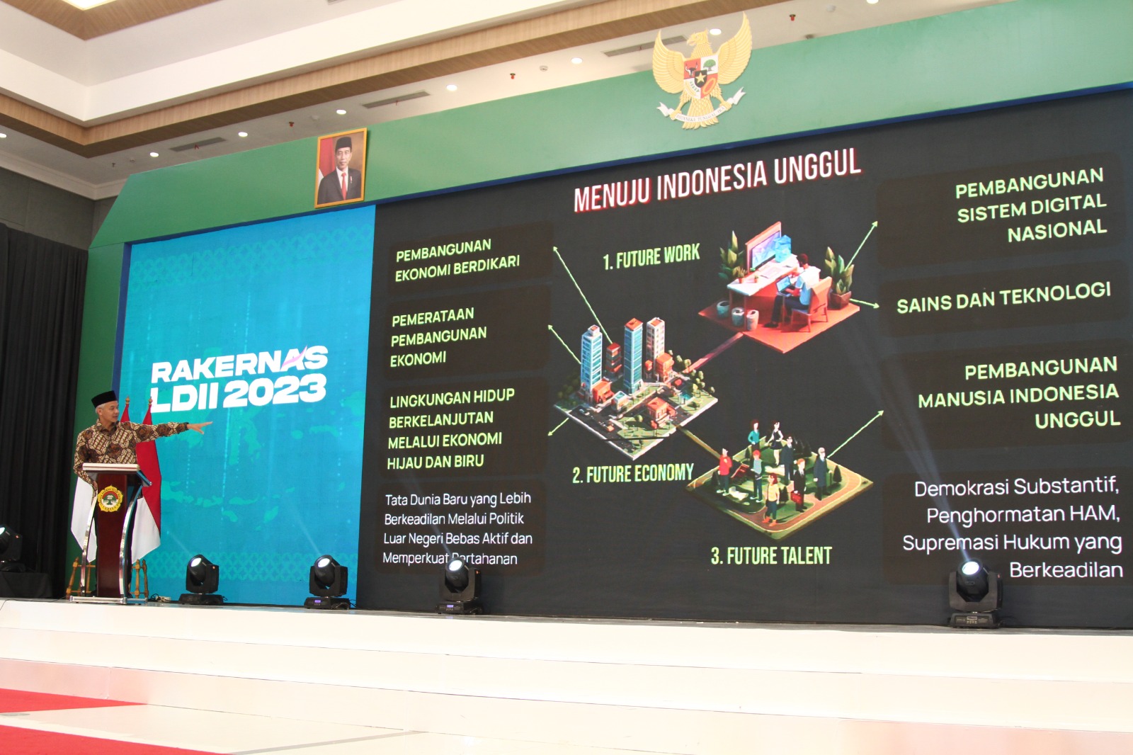 Bacapres Ganjar Pranowo saat memberikan pembekalan 'Konsep dan Strategi Mewujudkan Indonesia Emas 2045', di Rakernas LDII 2023.