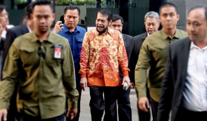 Ketua MK Anwar Usman (batik) menjalani sidang pemeriksaan Majelis Kehormatan Mahkamah Konstitusi (MKMK) Selasa, (31/10). 