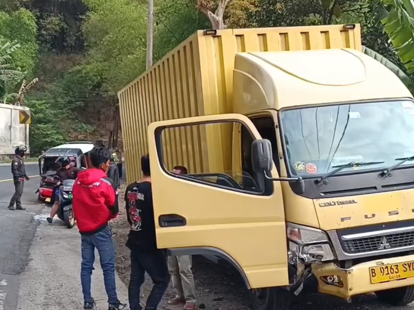 Kecelakaan Beruntun Tiga Kendaraan di Sumedang