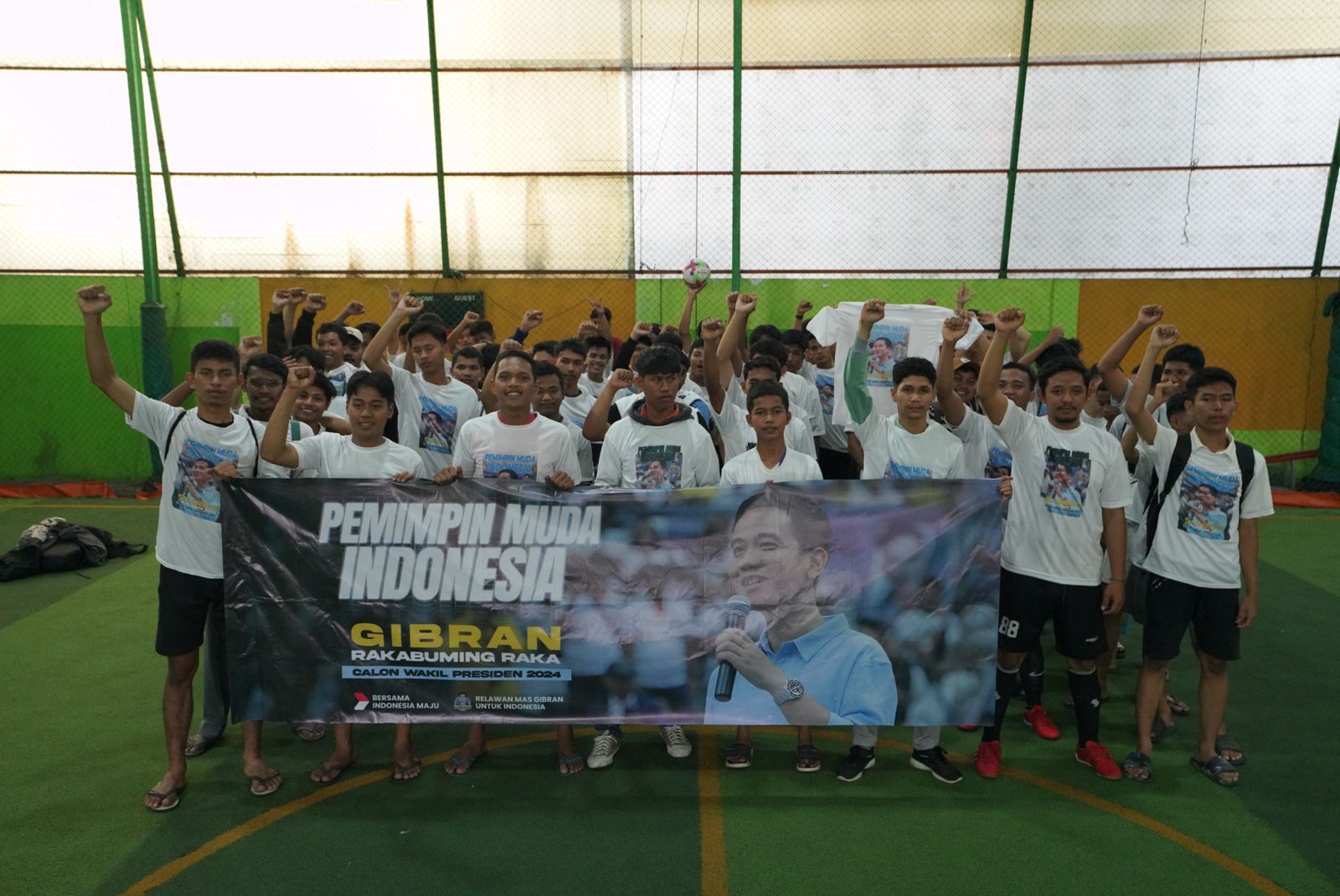 Rangkul kalangan muda, Relawan Mas Gibran menggadakan pertandingan futsal di Kepulauan Riau, Sabtu (18/11).