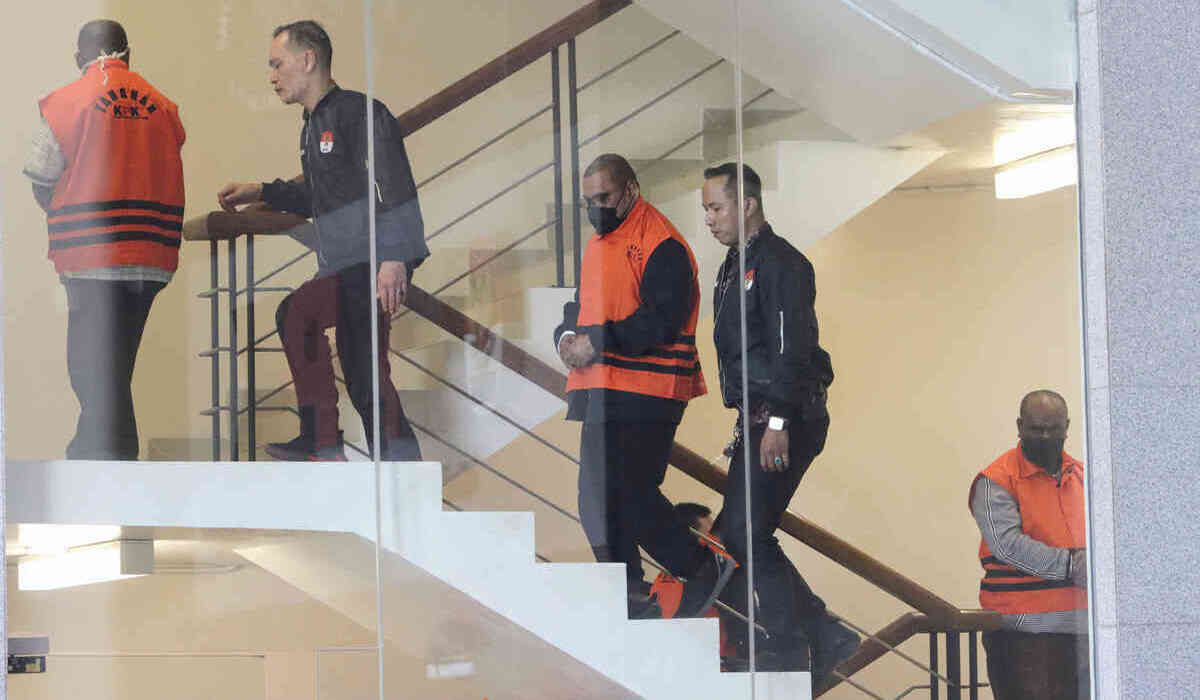 Tersangka Pj Bupati Sorong Yan Piet Mosso dan tersangka lainnya usai terjaring OTT di Gedung Merah Putih KPK.