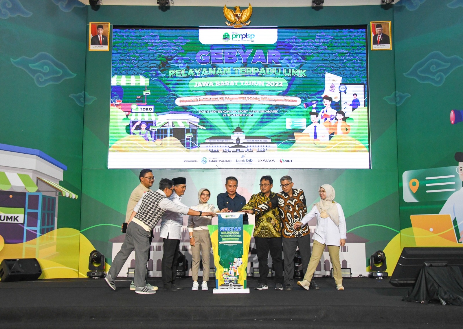 Penjabat Gubernur Jawa Barat Bey Machmudin bersama pelaku usaha mikro dan kecil