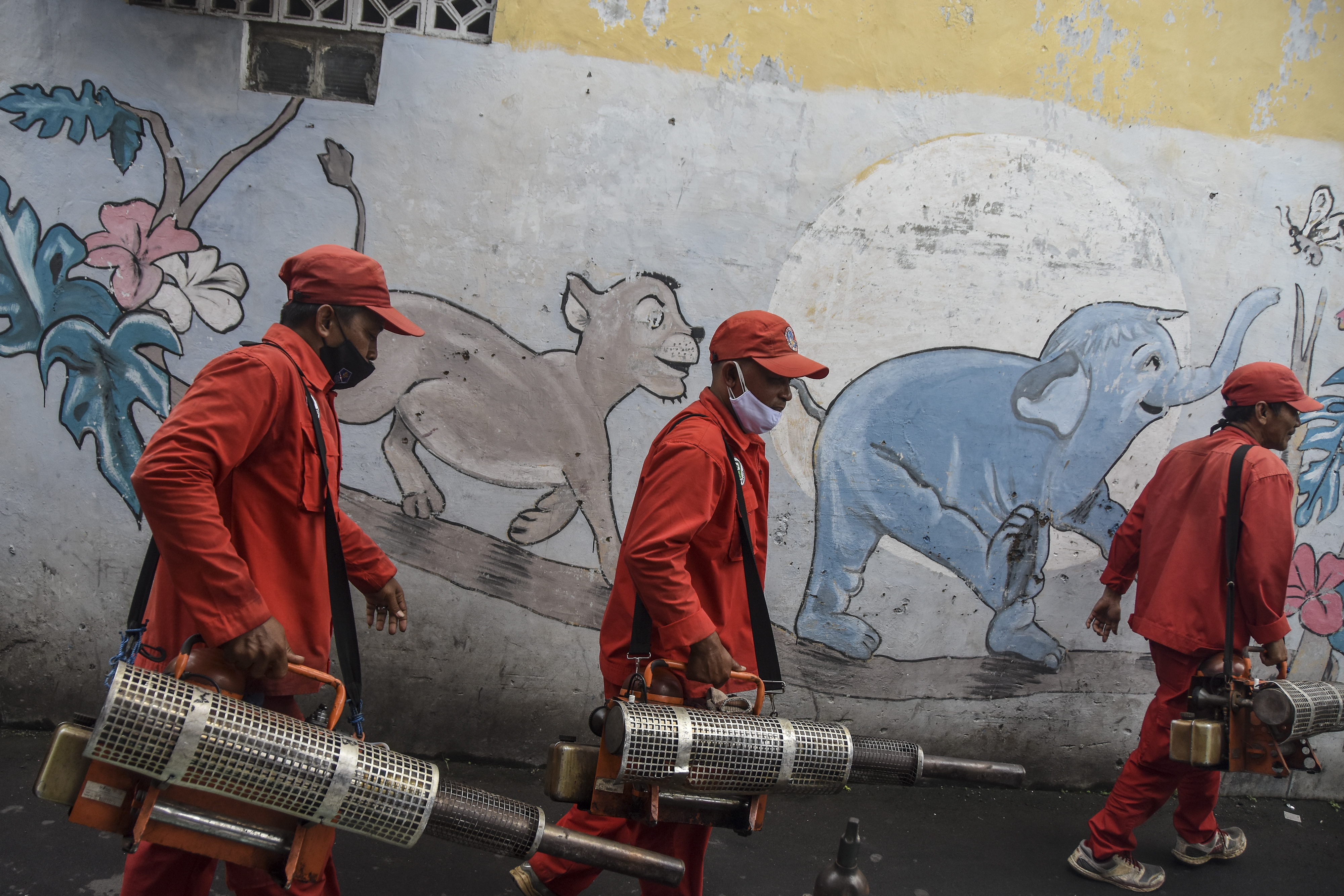 Petugas bersiap melakukan pengasapan untuk mencegah demam berdarah
