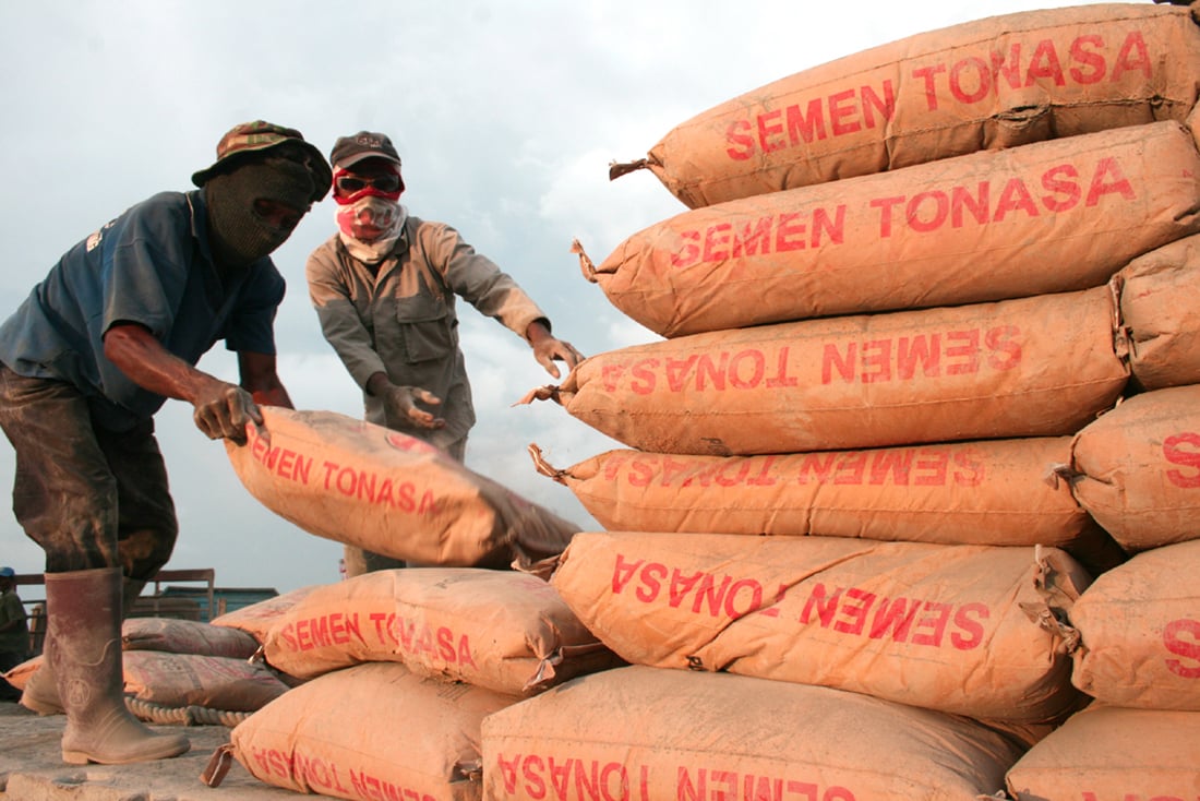 Buruh membongkar semen di Pelabuhan Tenau Kupang, NTT, beberapa waktu lalu.