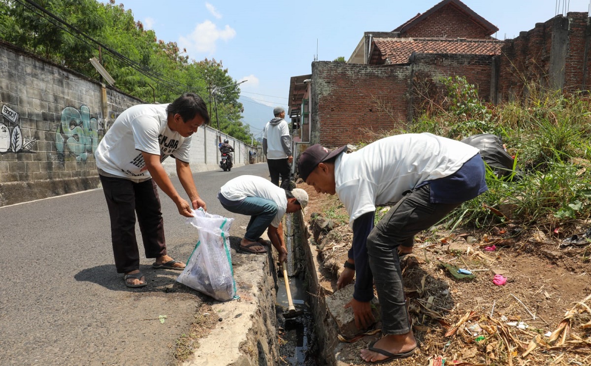 Pemuda Mahasiswa Nusantara melakukan bakti sosial