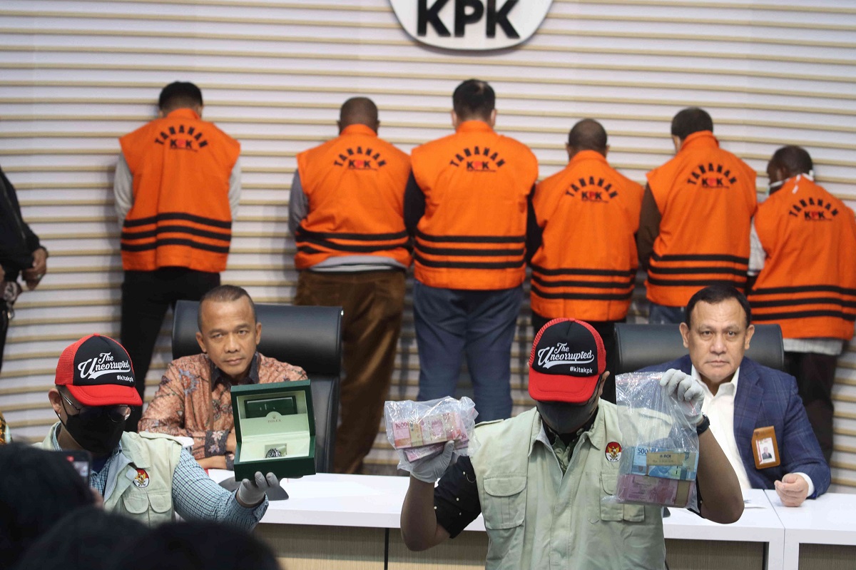 KPK menahan enam tersangka di antaranya Pj Bupati Sorong Yan Piet Mosso dan Kepala Perwakilan BPK Provinsi Papua Barat Patrice Lumumba