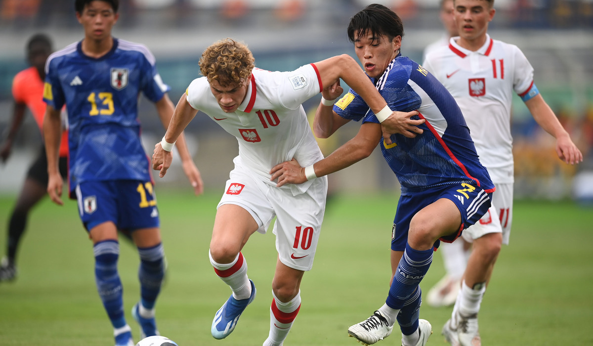 Pesepak bola Timnas Polandia Daniel Mikolajewski (kedua kiri) berusaha melewati hadangan pesepak bola Timnas Jepang Haruto Matsumoto (kedua)