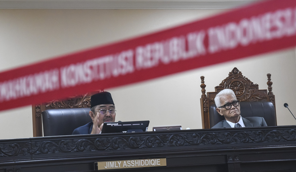 Ketua Majelis Kehormatan Mahkamah Konstitusi (MKMK) Jimly Asshiddiqie (kiri) bersama anggota Bintan R. Saragih (kanan).