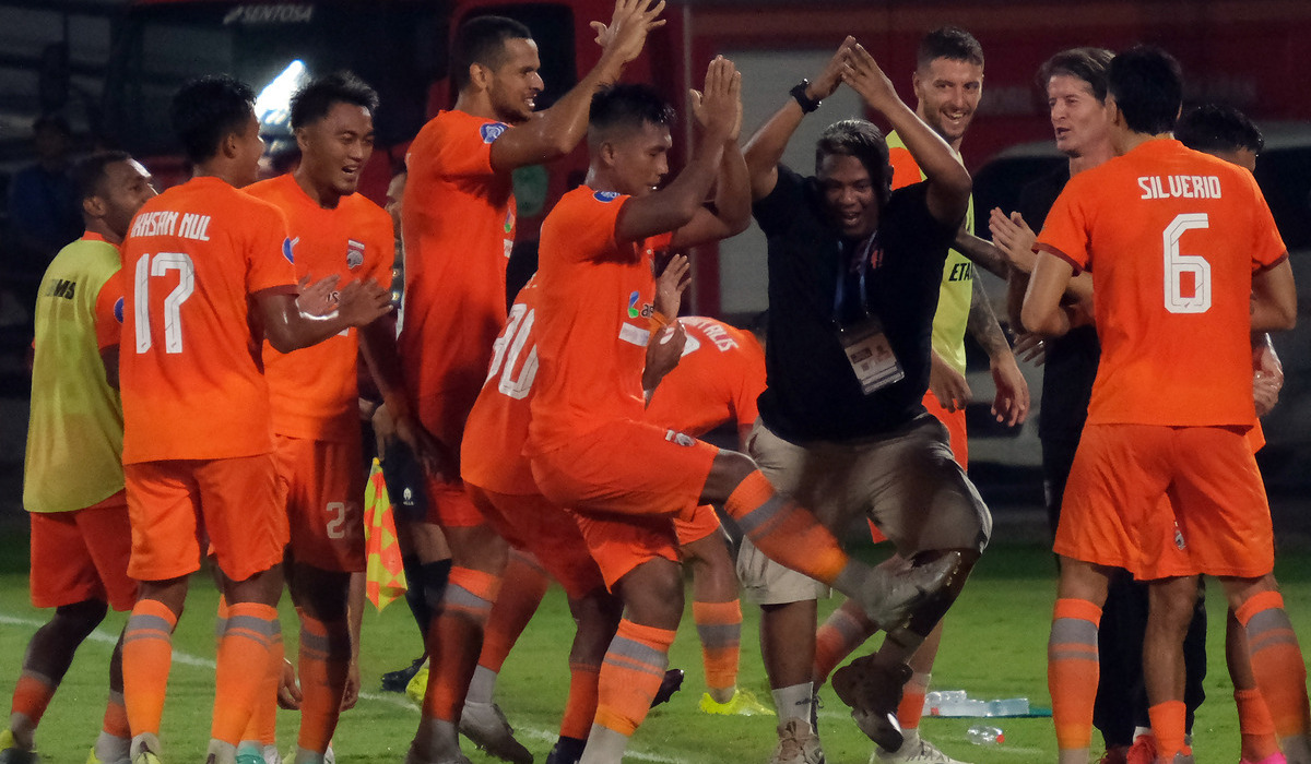 Pesepak bola Borneo FC Samarinda Nur Hardianto (tengah) bersama rekan-rekannya dan ofisial.