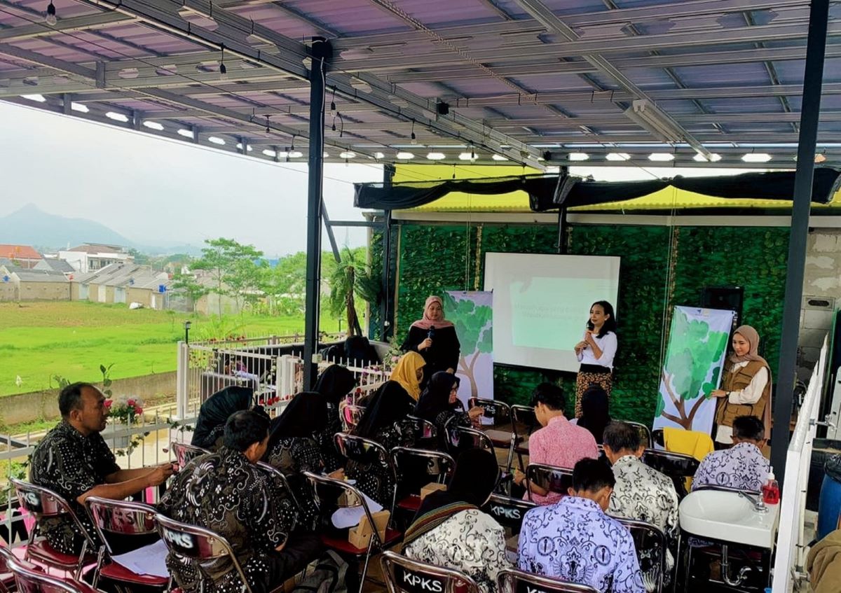 Iluni UI dan Sadewa memberi pelatihan kepada guru dan kepala sekolah di Sumedang, Jawa Barat.