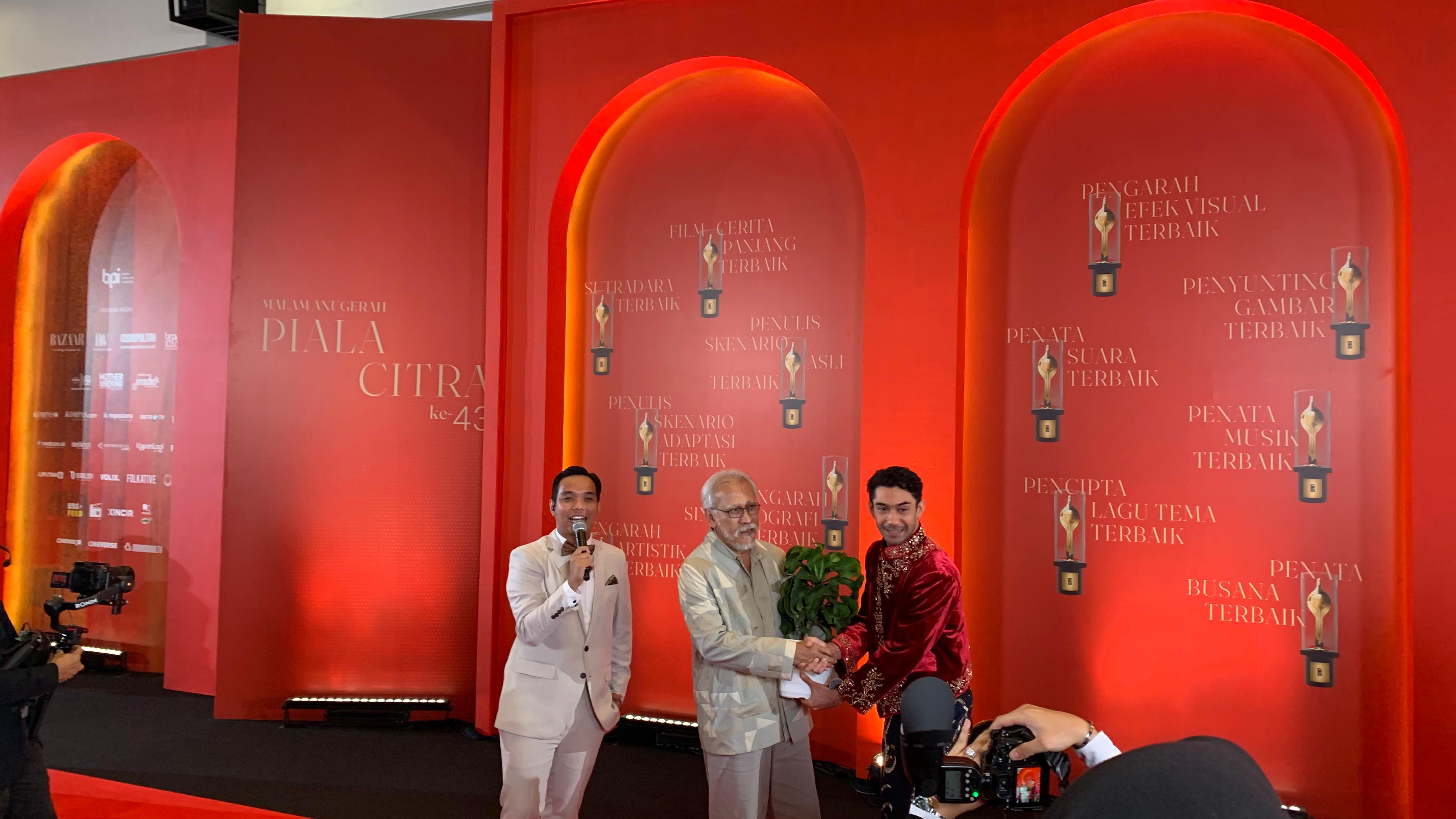 Iwan Fals melakukan penanaman 12 pohon lewat ajang Festival Film Indonesia 2023