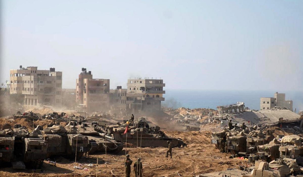 Tank-tank dan kendaraan tempur lainnya milik Israel di Gaza.