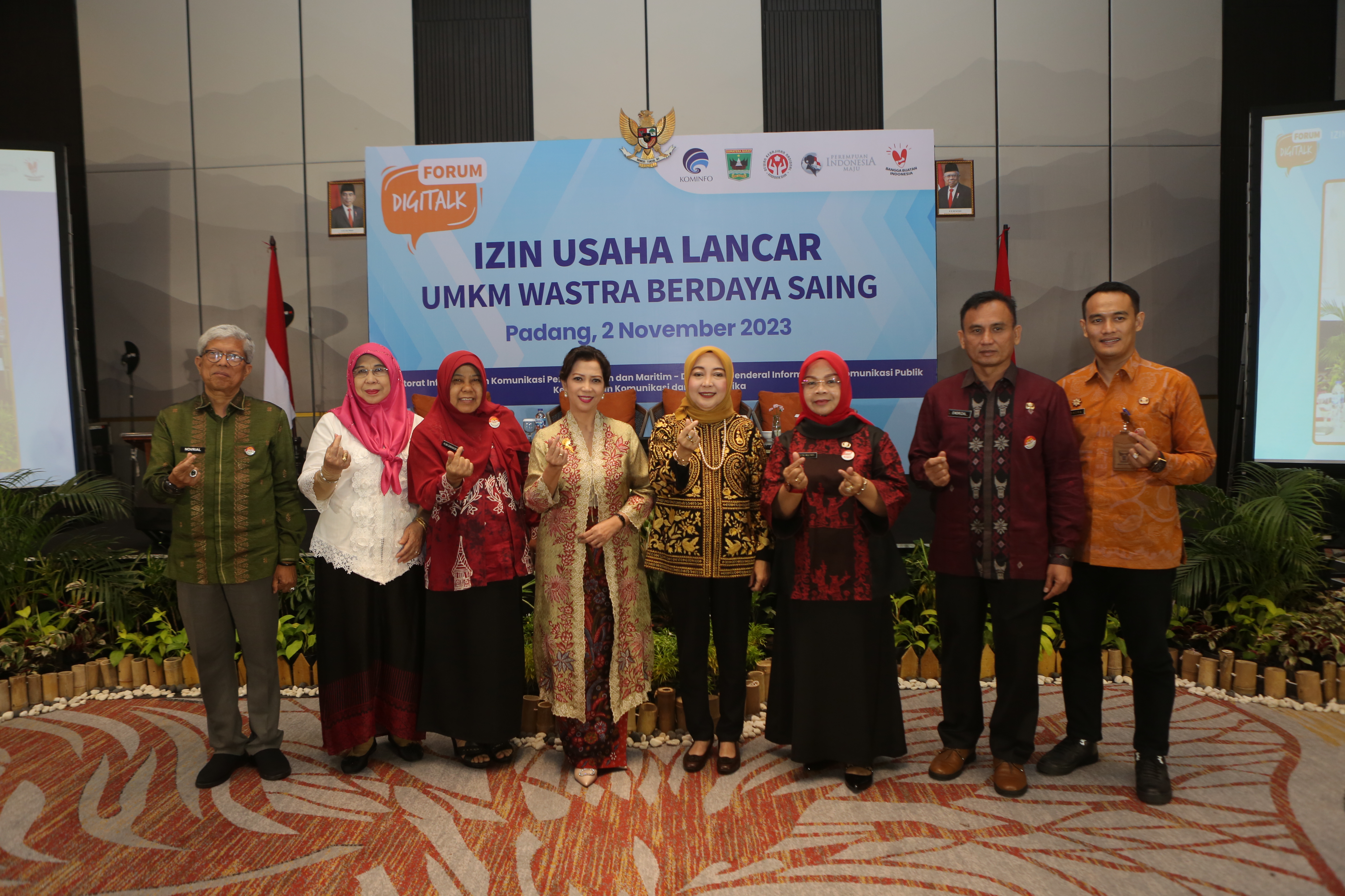Para pembicara Forum Digitalk bertema: “Izin Usaha Lancar, UMKM Wastra Berdaya Saing” di Padang, Sumatra Barat.
