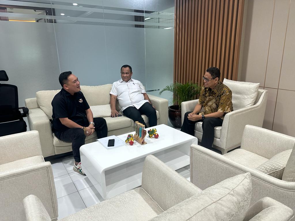 Pertemuan antara Asisten CEO J&T Express Indonesia Adriansyah Halim dan puti Bidang Pengembangan Iklim Penanaman Modal BKPM Yuliot Tanjung.