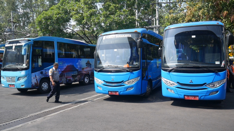 Bus pariwisata berwarna biru yang disediakan untuk para penonton Pildun U-17 dari lokasi parkir menuju Stadion Manahan.
