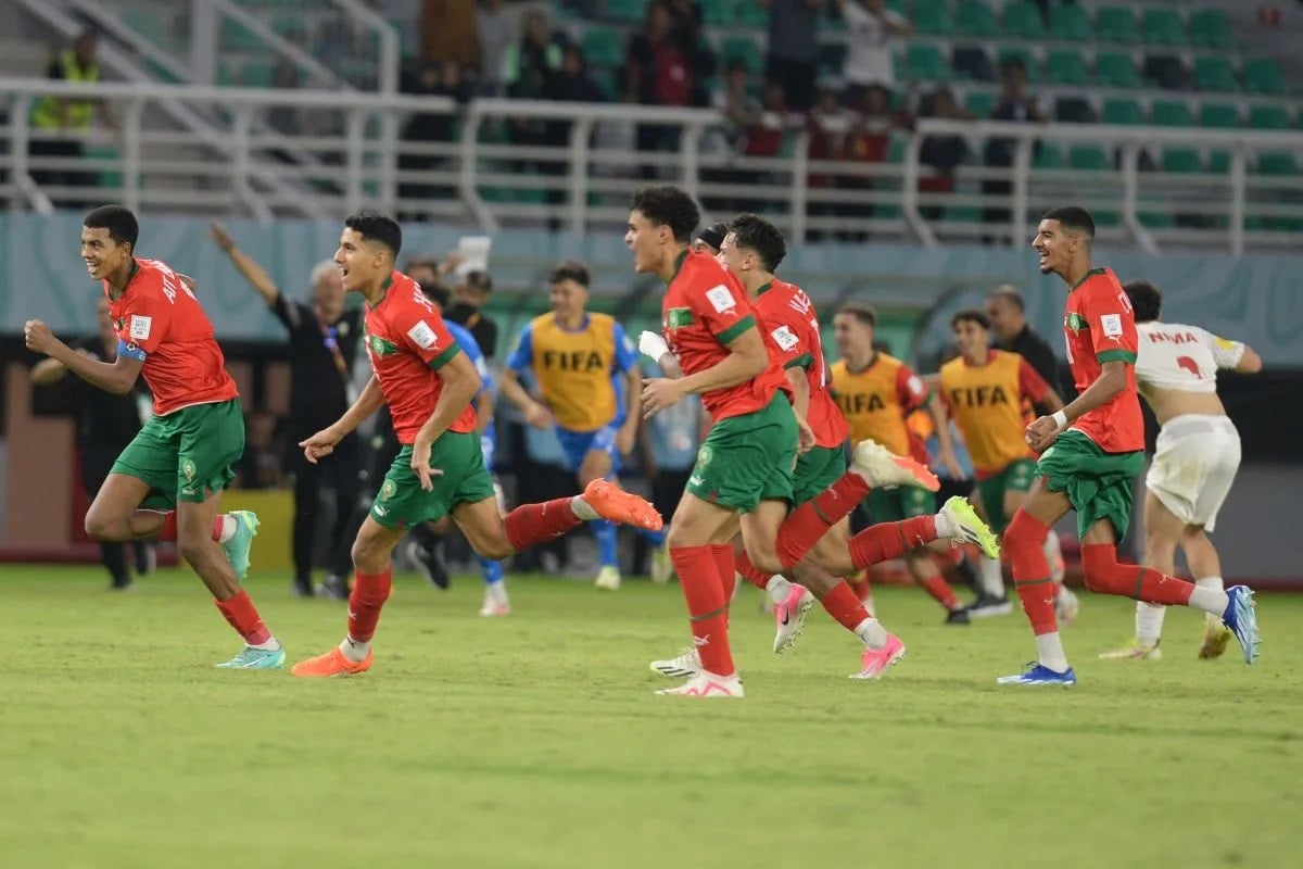 Pemain Timnas Maroko U-17 selebrasi usai menang adu penalti melawan Iran saat pertandingan 16 besar Piala Dunia U-17 di Stadion GBT