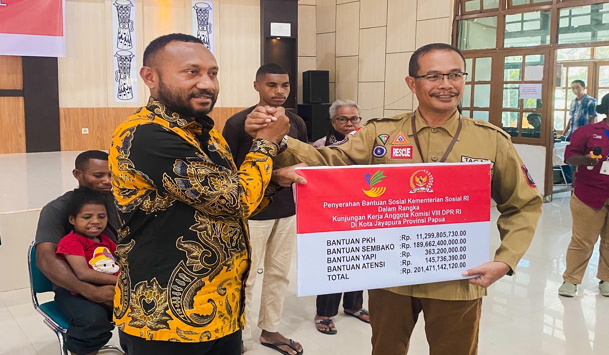 Legislator Yan Mandenas Serahkan Bansos Rp201 Miliar dari kemensos Ke Masyarakat Papua