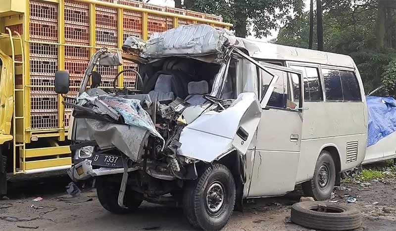 Dua orang tewas dan empat lainnya mengalami luka akibat mobil elf menabrak truk pengangkut batu bara di tol Cipularang, Purwakarta.