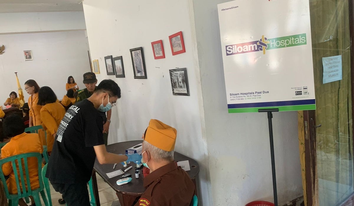 Veteran menerima medical check up gratis hasil kolaborasi RS Siloam-Telkomsel-Benihbaik