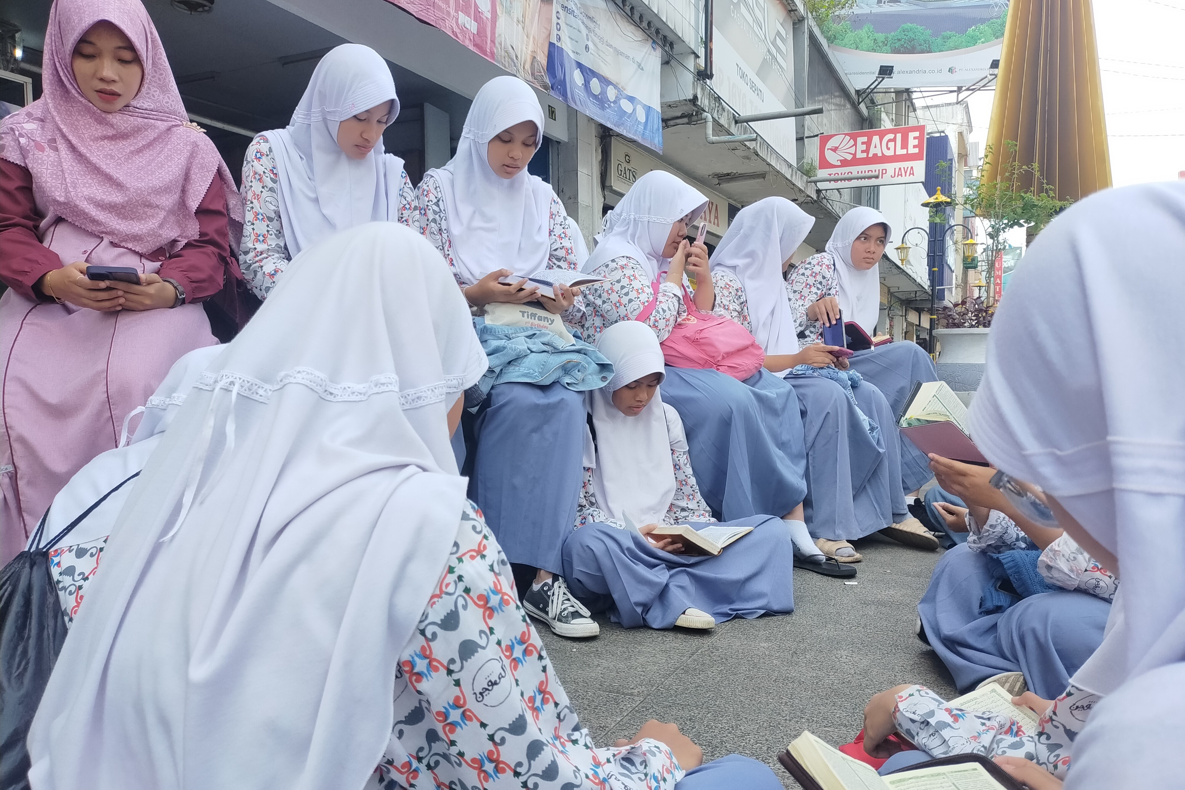 Tafsir Al-Qur'an tentang Allah Maha Kaya dari Alam Semesta