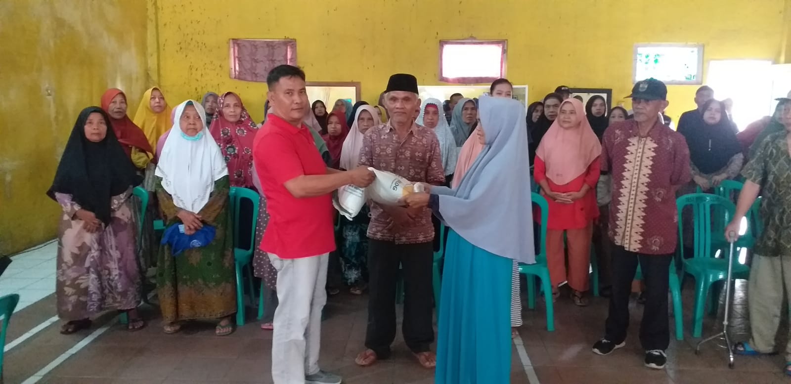 Warga Cianjur Terima Bantuan Cadangan Beras Pemerintah