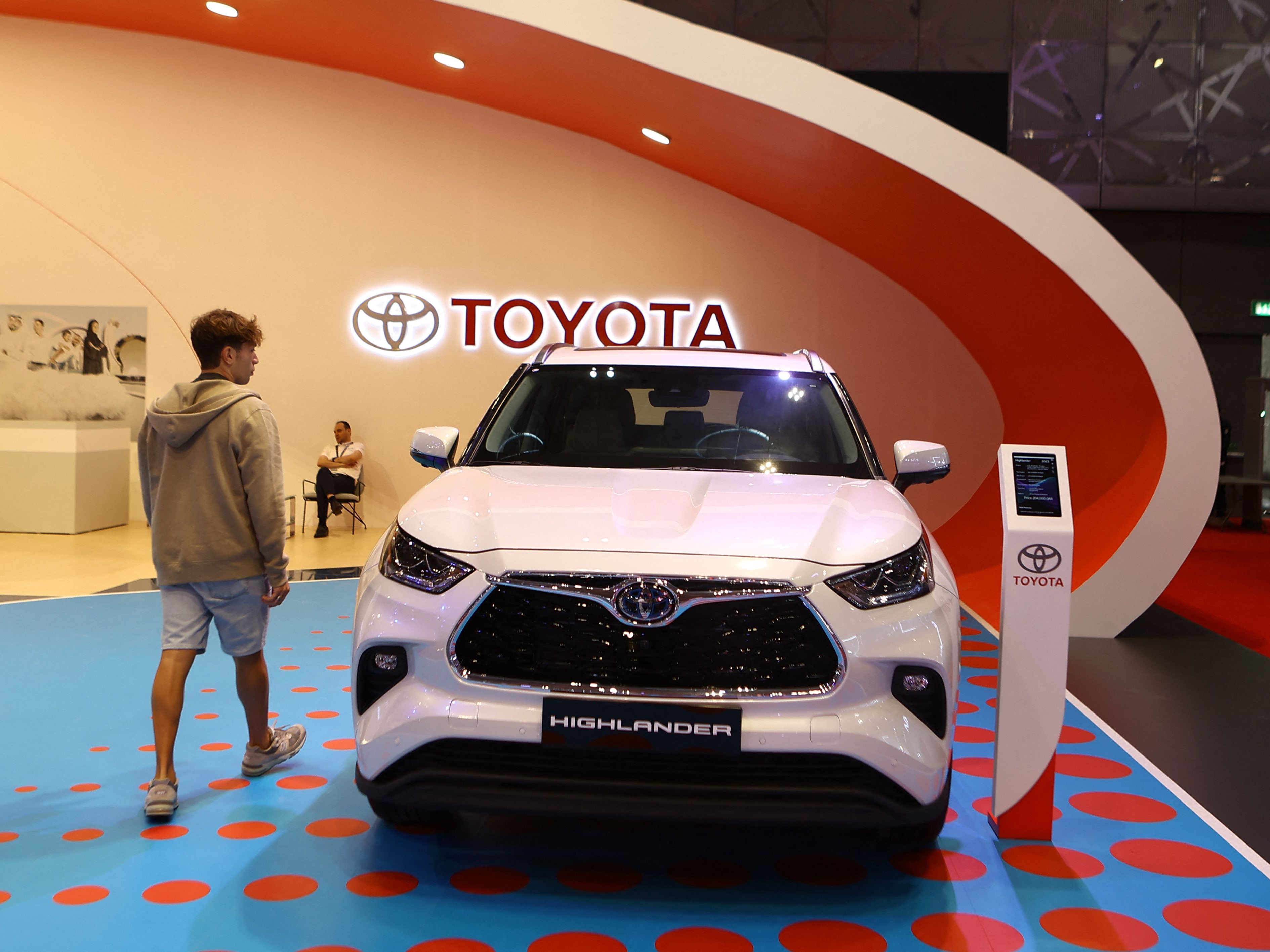 SUV hibrida Toyota highlander ditampilkan di Geneva International Motor Show (GIMS) di Doha Exhibition and Convention Center di Doha.