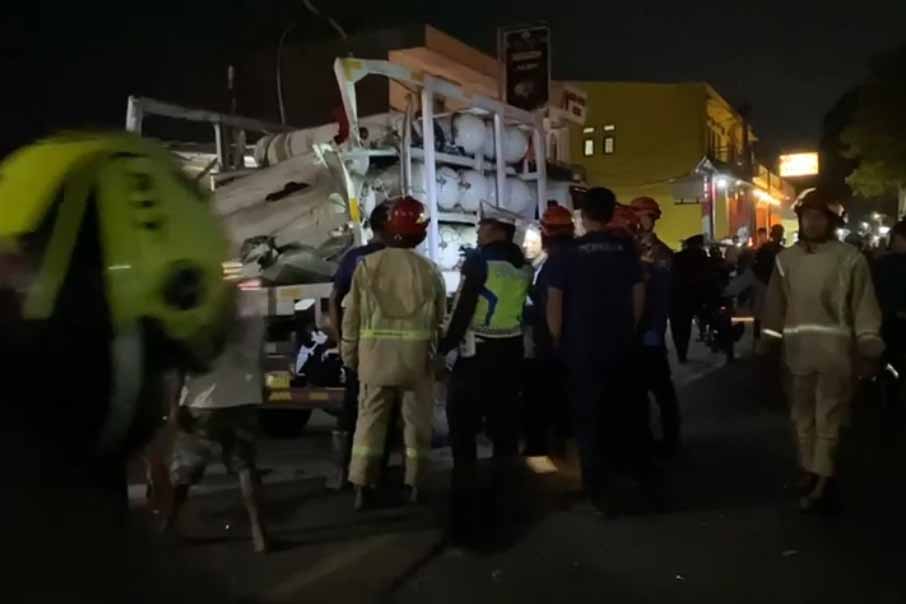 Anggota Polres Sukabumi Polda Jabar sedang mengecek truk pengangkut gas yang meledak di ruas Jalan Raya Sukabumi-Bogor, Jawa Barat.