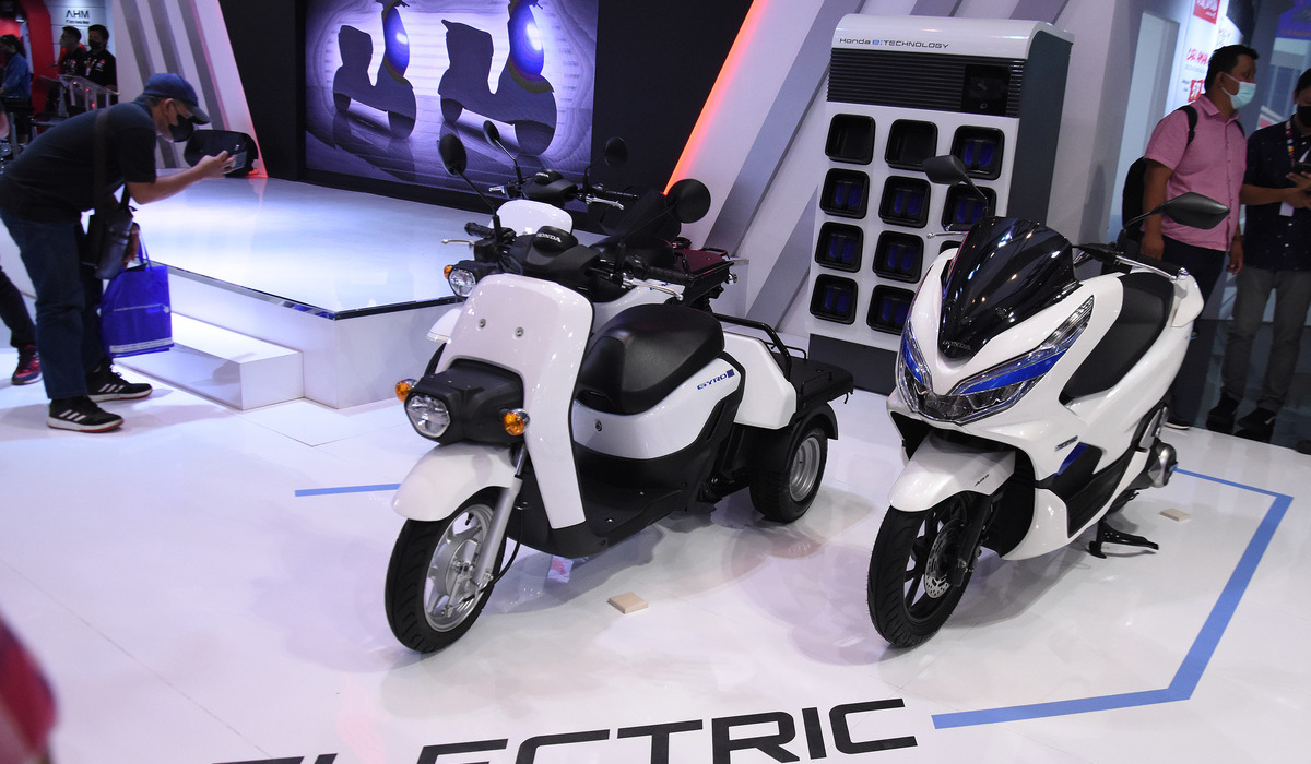 Pengunjung mengamati motor listrik Honda dalam Indonesia Motorcycle Show (IMOS) 2022.