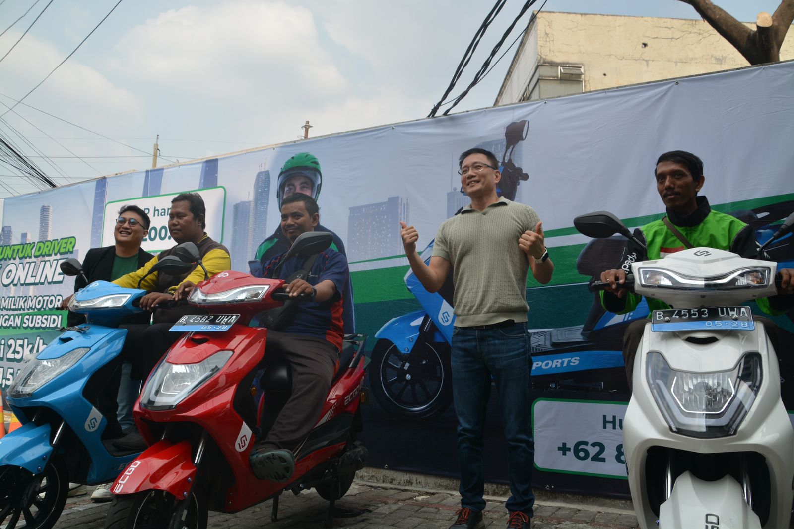Melalui motor listrik, selain ingin membantu menakan polusi, ECGO juga ingin membantu para tukang ojek online.