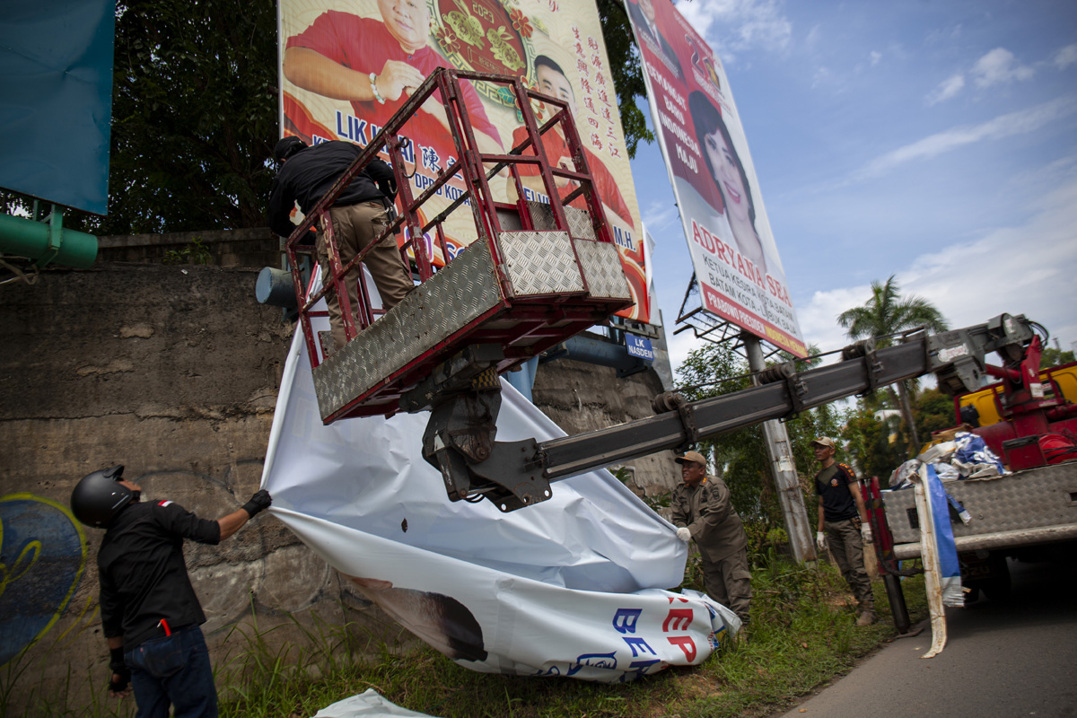 Bawaslu melarang partai politik perserta politik maupun bacaleg melakukan kampanye sebelum penetapan daftar calon tetap anggota legislatif.