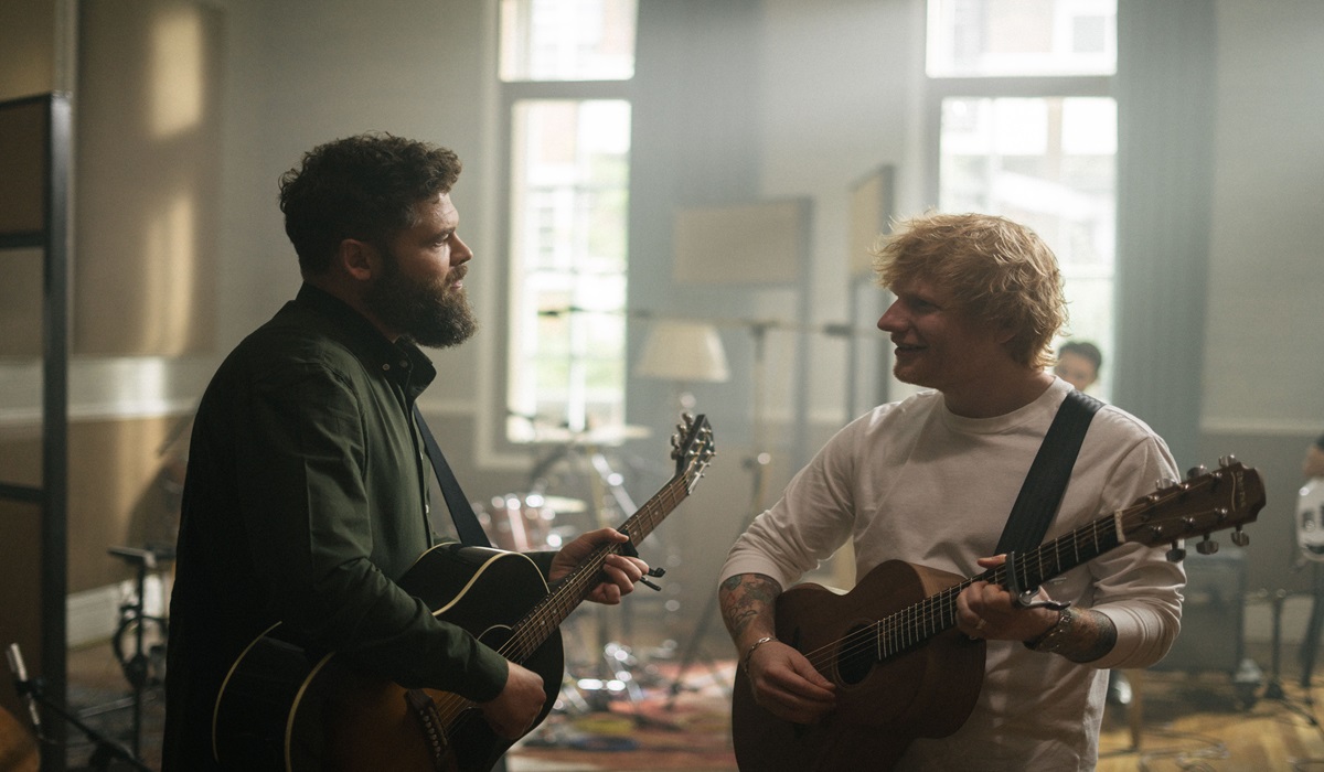 Passenger (kiri) dan Ed Sheeran