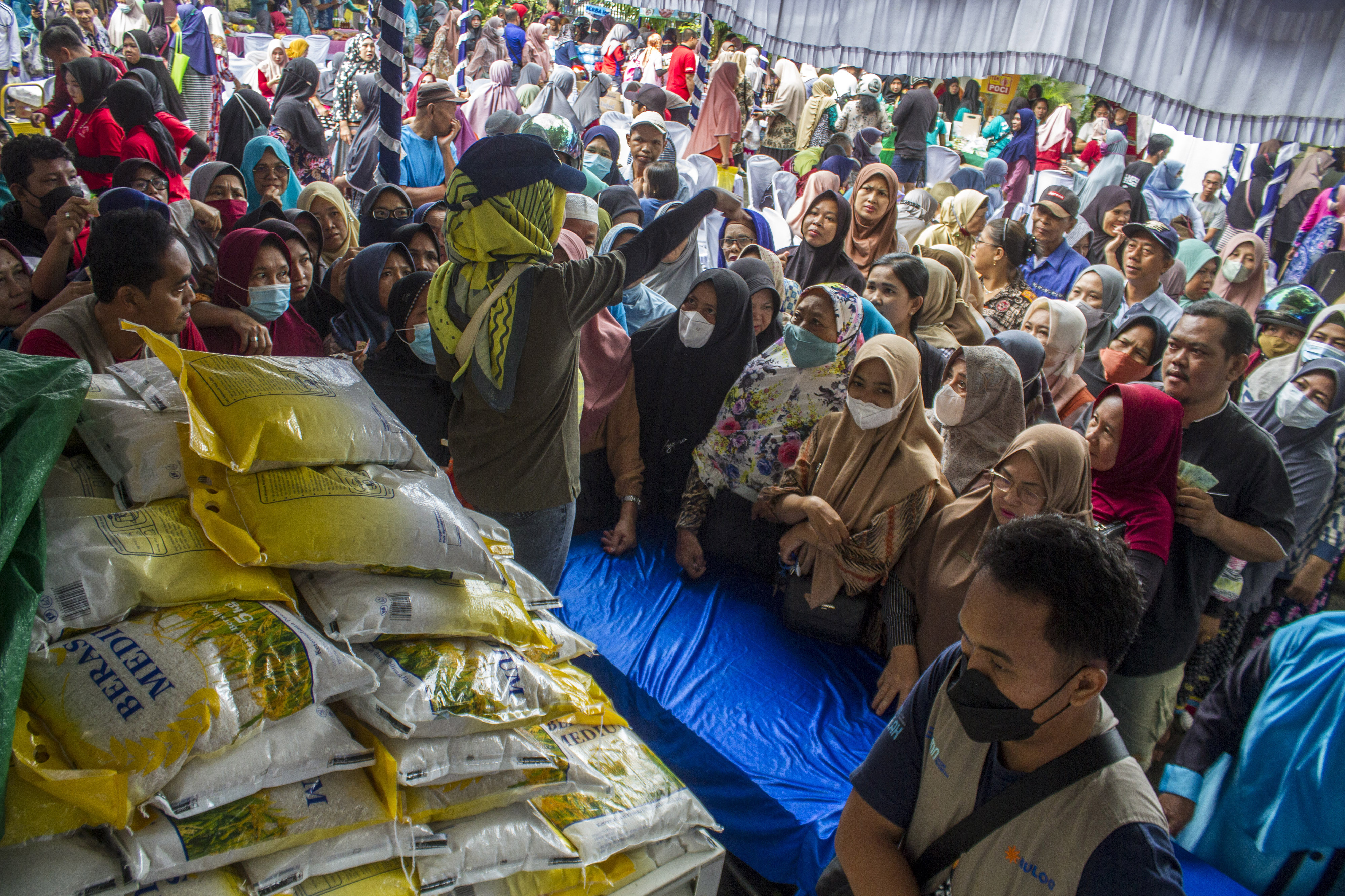 Petugas mengatur antrean warga yang hendak membeli beras murah di Banjarmasin, Kalimantan Selatan, Kamis (9/2).