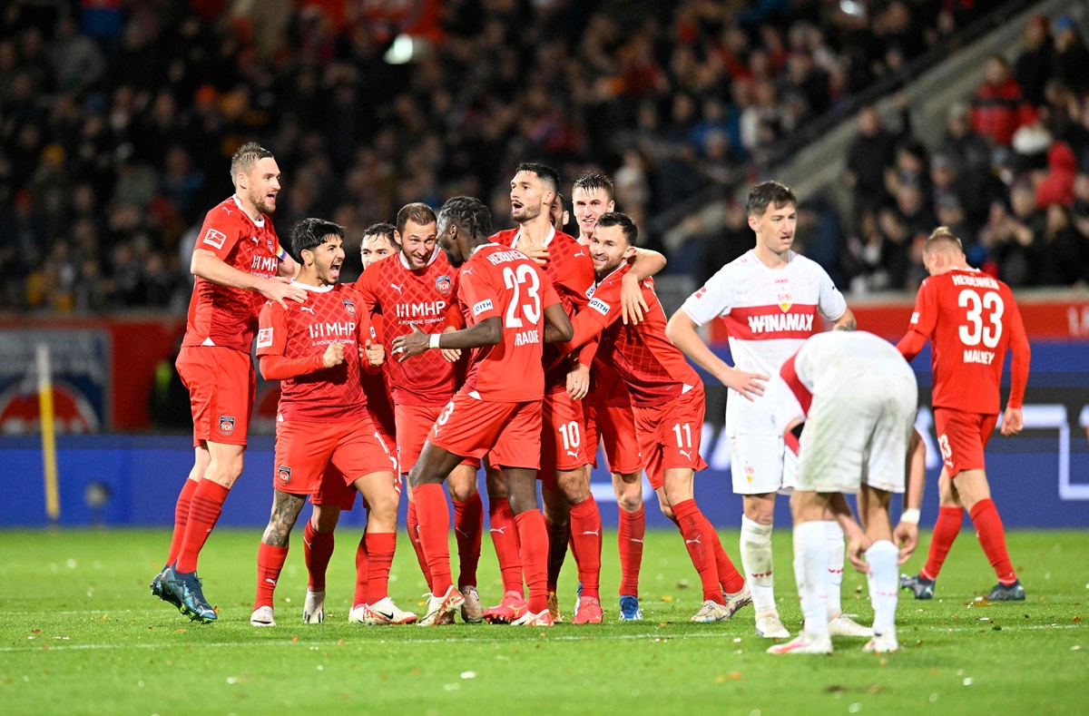 Para pemain Heidenheim melakukan selebrasi usai mencetak gol ke gawang VfB Stuttgart di laga Bundesliga.