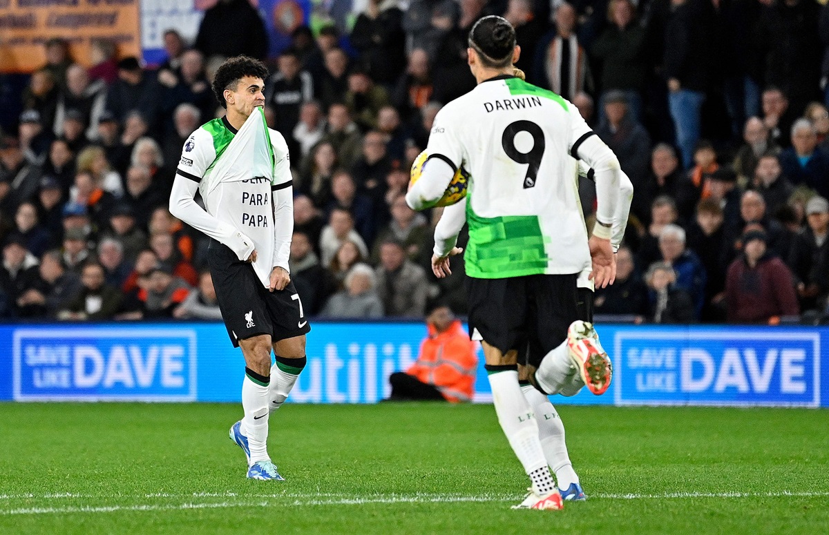 Penyerang Liverpool Luis Diaz (kiri) melakukan selebrasi usai mencetak gol ke gawang Luton di laga Liga Primer Inggris.