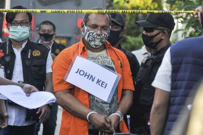 John Kei (tengah) memperagakan reka ulang perencanaan penyerangan di Bekasi, Jawa Barat, Senin (6/7).