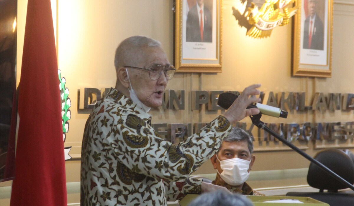 Wakil Presiden-RI 1993 – 1998 Try Sutrisno (kiri).