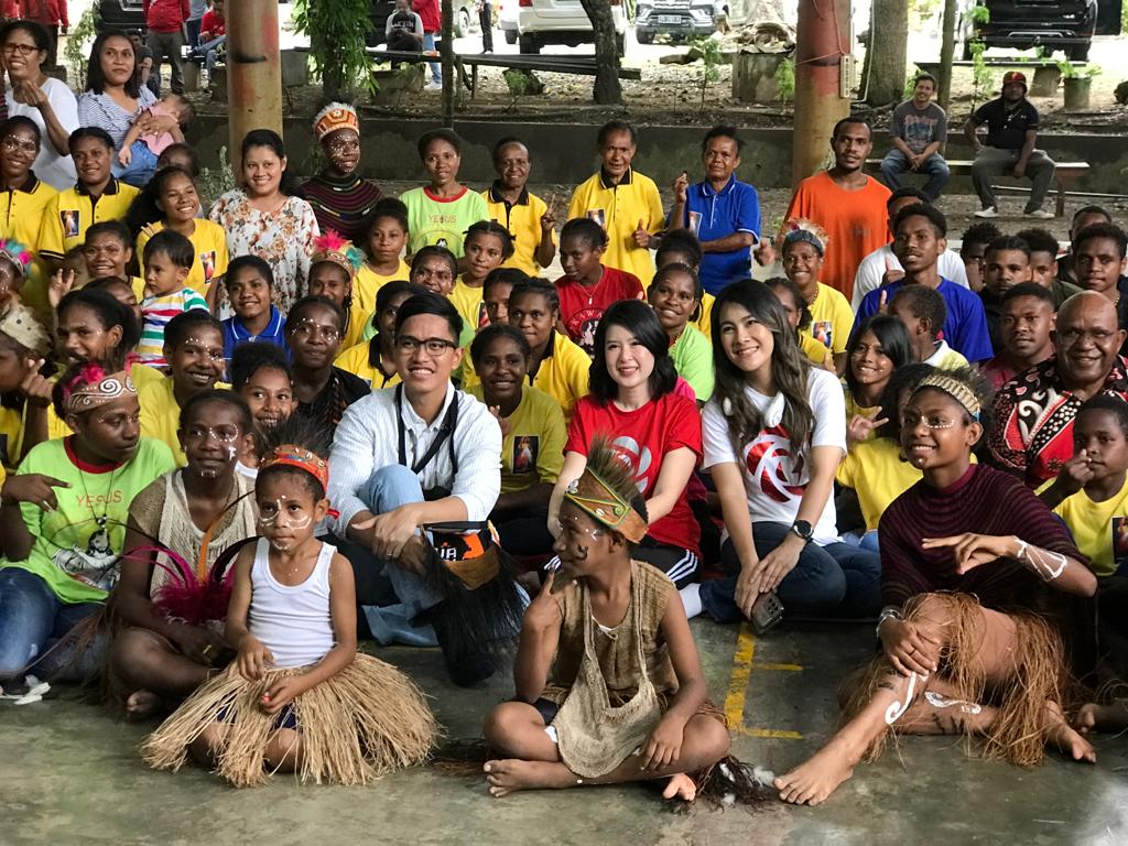 Ketua Umum PSI Kaesang Pangarep bersama dengan anak-anak di Sentani, Papua