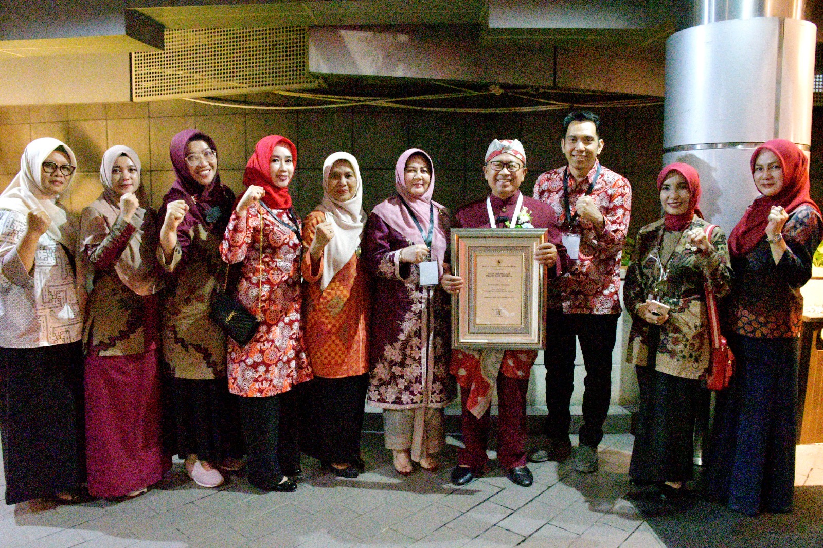  Bupati Cianjur Herman Suherman (keempat dari kanan) bersama sejumlah elemen memperlihatkan penghargaan Swasti Saba Wiwerda 