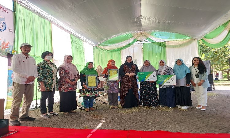 Penyerahan simbolis kartu kepesertaan BPJS Ketenagakerjaan pelaku UKM di Kota Probolinggo.