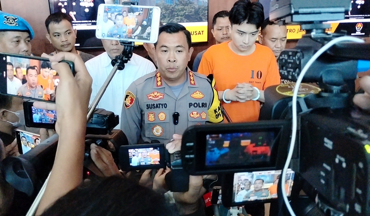 Aktor Leon dozan jadi tersangka penganiayaan kekasih dan penghinaan terhadap institusi Polri.