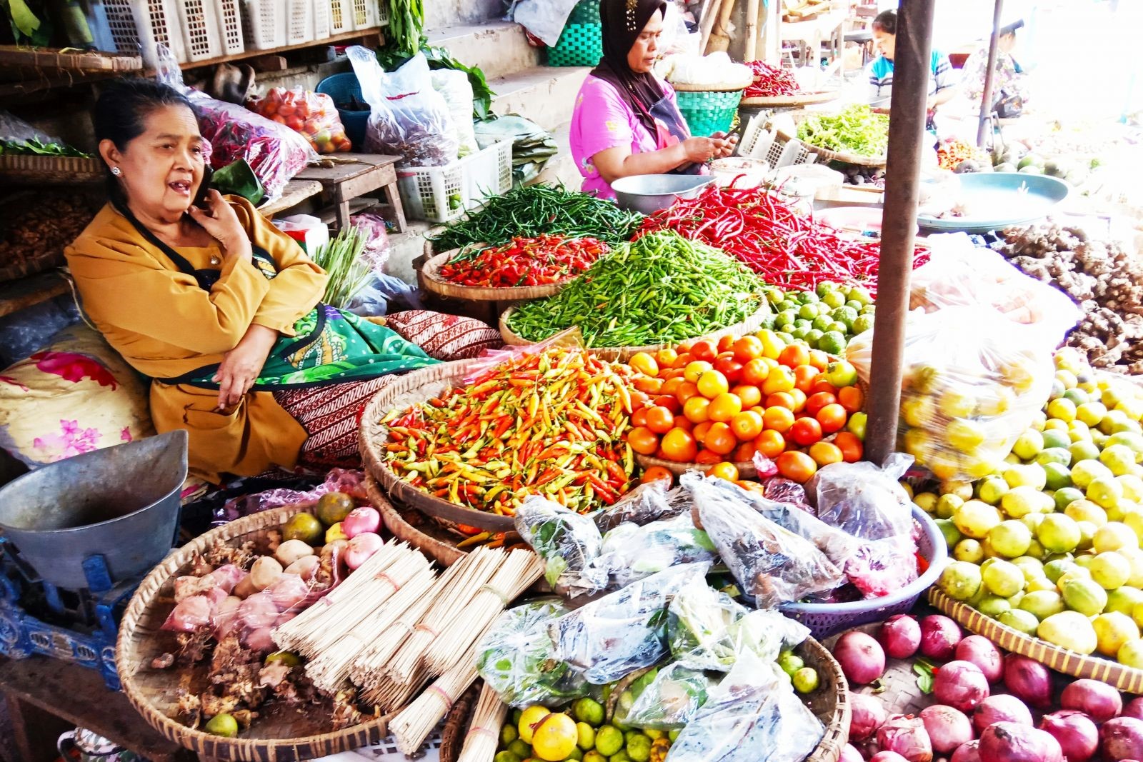 Pedagang sayur di Pasar Gedhe Klaten.
