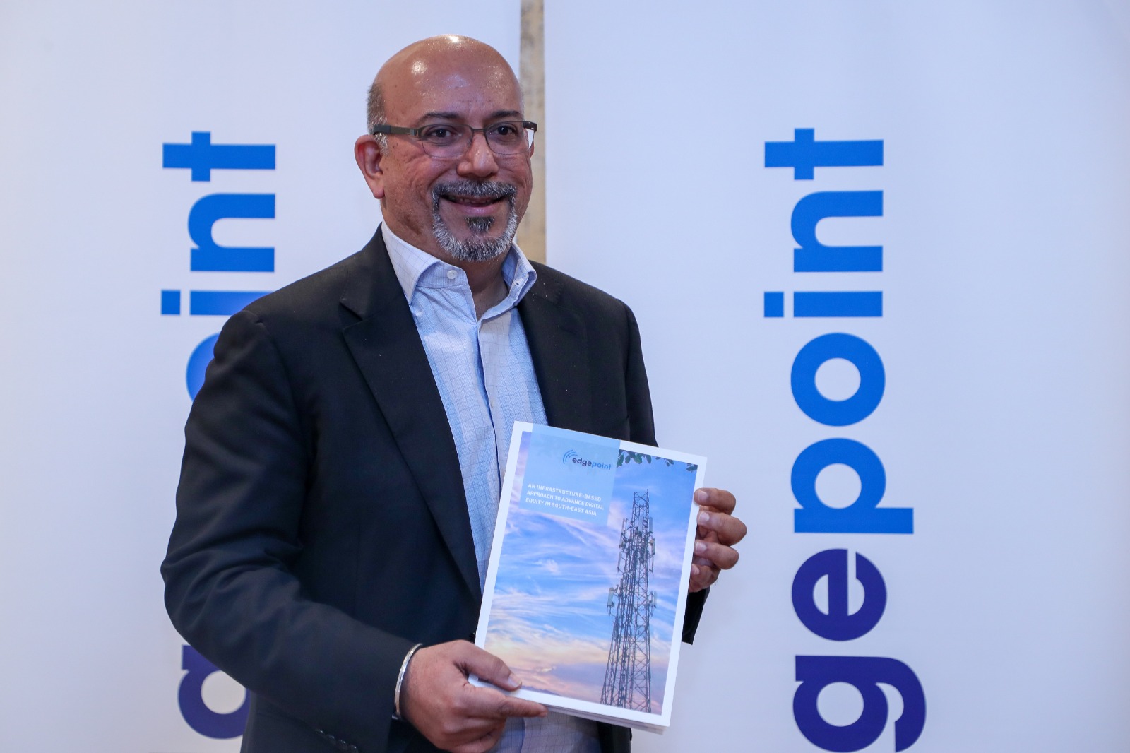 Chief Executive Officer dan Founder EdgePoint Infrastrcture, Suresh Sidhu menunjukkan whitepaper kontektifitas digital.