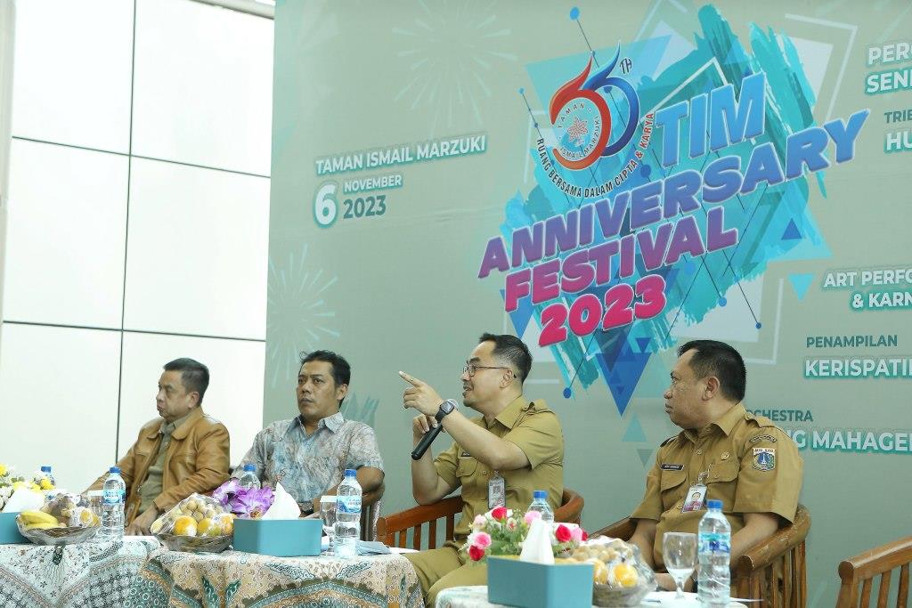 Kepala Dinas Kebudayaan Provinsi DKI Jakarta Iwan Henry Wardhana (kedua kanan) dalam konferensi pers di TIM, Jakarta Pusat, Senin (6/11).