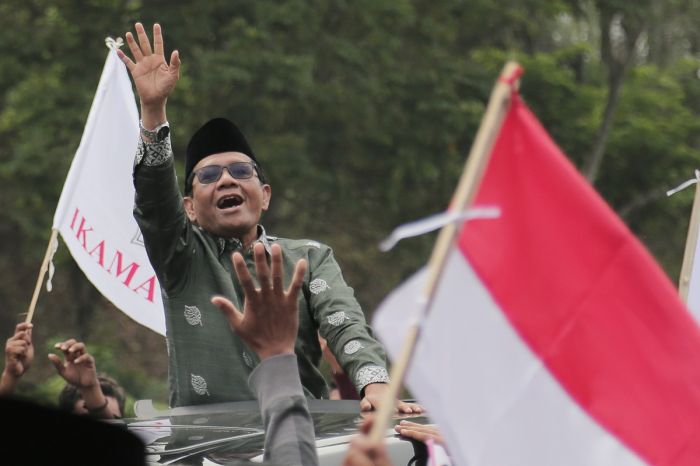 Cawapres nomor urut tiga Mahfud MD menyapa warga saat berkunjung ke Morkepek, Bangkalan, Jawa Timur, Sabtu (18/11/2023).