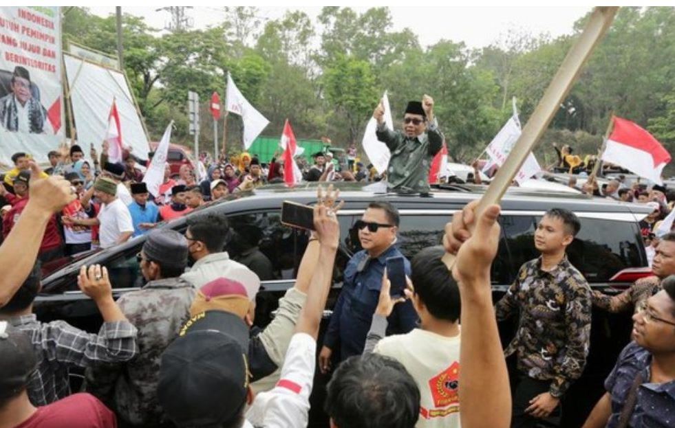 Menteri Koordinator Politik, Hukum, dan Keamanan yang juga cawapres Mahfud MD pulang kampung ke Madura, Jawa Timur, Sabtu (18/11).